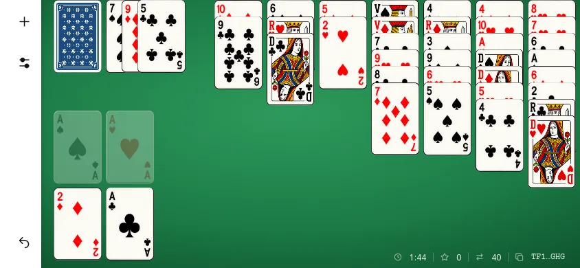 Solitaire Réfléchi sur téléphone à l’horizontale, partie en cours en pioche 3 : la défausse étale ses trois dernières cartes (7 de pique, 9 de carreau, 5 de trèfle), trois cartes sont montées sur les fondations, toutes les cartes des colonnes sont visibles.